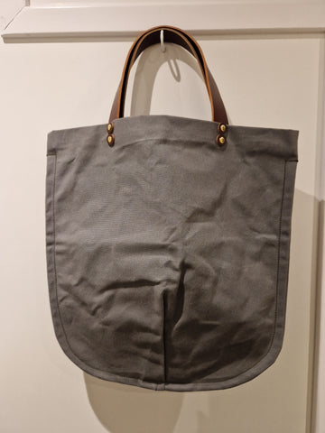 TOTELY GRAB in Grey with brown handles