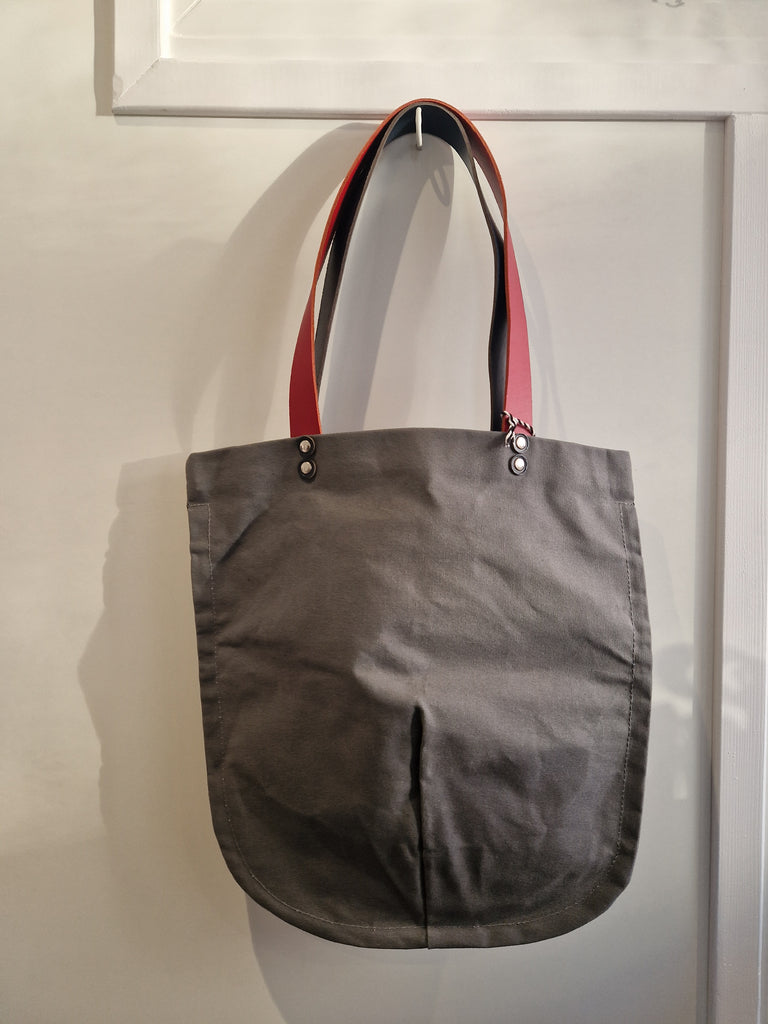 TOTELY SHOPPER in Grey with multi straps