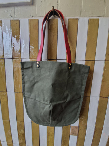 TOTELY SHOPPER in Olive with scarlet straps